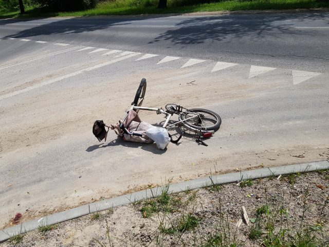Kierująca hyundaiem potrąciła rowerzystę. Mężczyzna również będzie miał problemy (zdjęcia)