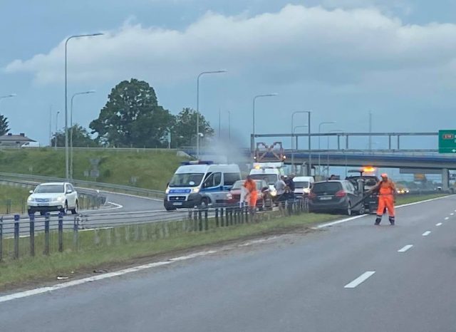 Kolejne zdarzenie drogowe na obwodnicy Lublina. Opel uderzył w bariery (zdjęcia)