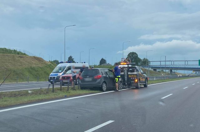 Kolejne zdarzenie drogowe na obwodnicy Lublina. Opel uderzył w bariery (zdjęcia)