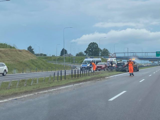 Kolejne zdarzenie drogowe na obwodnicy Lublina. Opel uderzył w bariery (zdjęcia)
