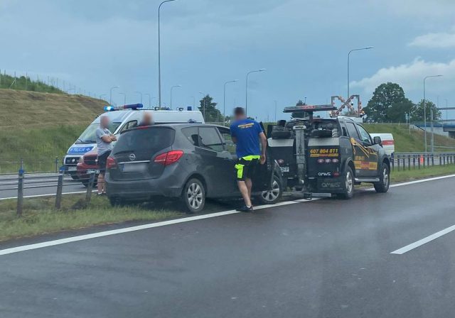 Kolejne zdarzenie drogowe na obwodnicy Lublina. Opel uderzył w bariery (zdjęcia)