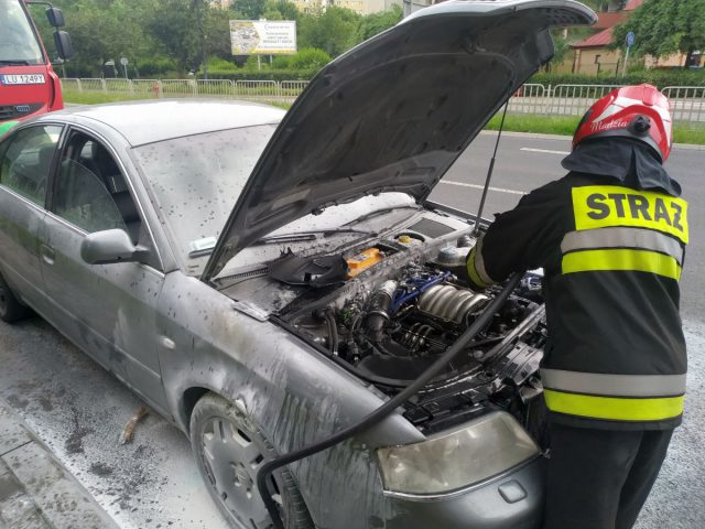 Audi zapaliło się na ul. Krańcowej. Kierowcy oraz świadkom udało się stłumić ogień (zdjęcia)
