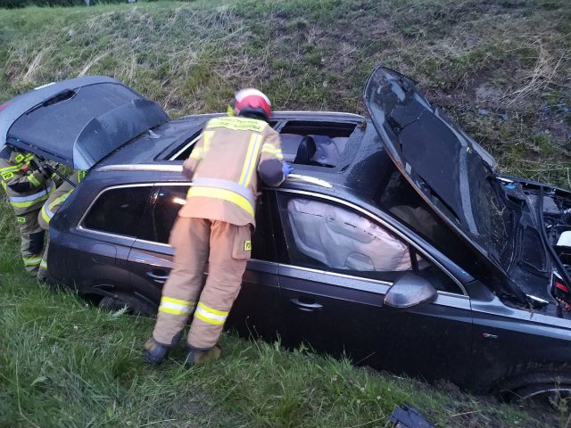 Groźne zdarzenie drogowe na wjeździe do Lublina. Audi wpadło do rowu i uderzyło w skarpę (zdjęcia)