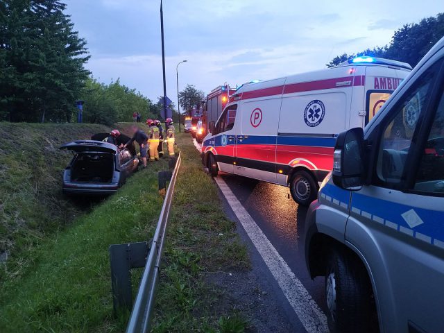 Groźne zdarzenie drogowe na wjeździe do Lublina. Audi wpadło do rowu i uderzyło w skarpę (zdjęcia)