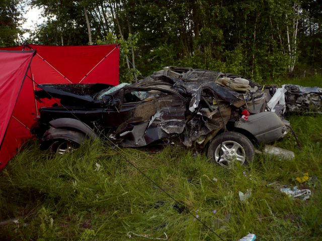 Tragedia na przejeździe kolejowym. Wjechał wprost przed jadącą lokomotywę (zdjęcia)