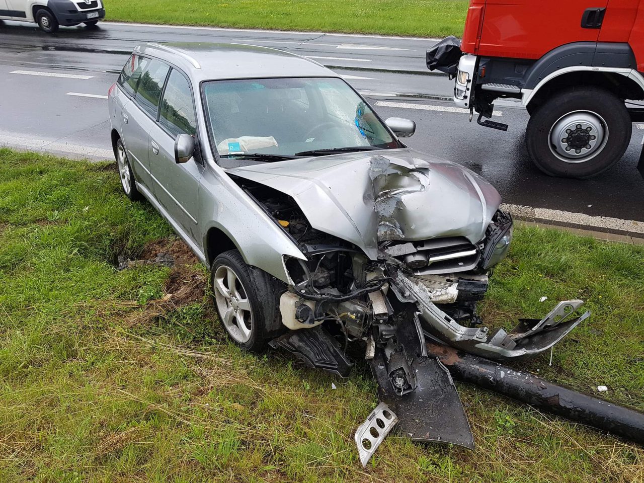 Straciła panowanie nad pojazdem. Subaru uderzyło w