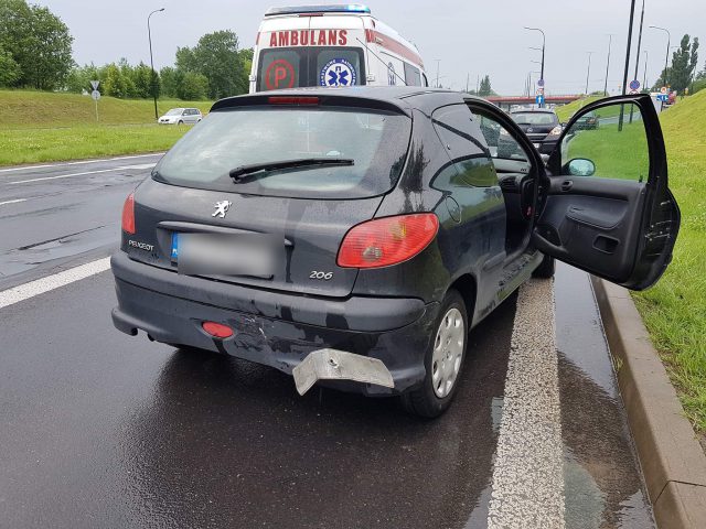 Straciła panowanie nad pojazdem. Subaru uderzyło w peugeota, a następnie w latarnię (zdjęcia)