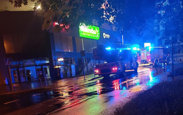 Nocny sygnał alarmowy na osiedlu i wizyta strażaków w supermarkecie (zdjęcia)