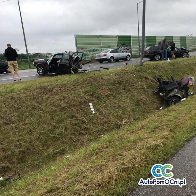 Zderzenie trzech aut na drodze krajowej. Audi rozpadło się na dwie części (zdjęcia)