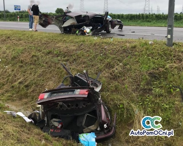 Zderzenie trzech aut na drodze krajowej. Audi rozpadło się na dwie części (zdjęcia)