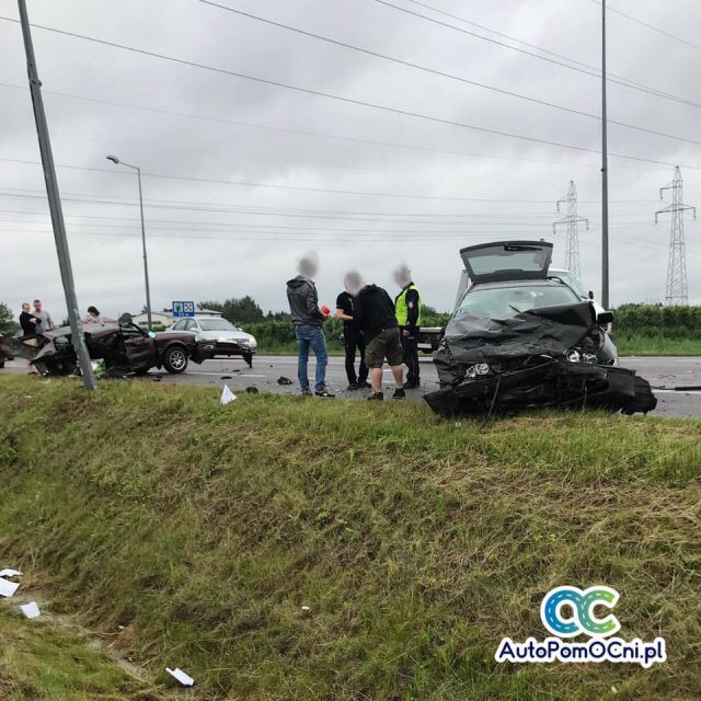 Zderzenie trzech aut na drodze krajowej. Audi rozpadło się na dwie części (zdjęcia)