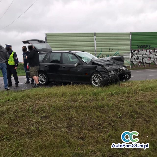 Zderzenie trzech aut na drodze krajowej. Audi rozpadło się na dwie części (zdjęcia)