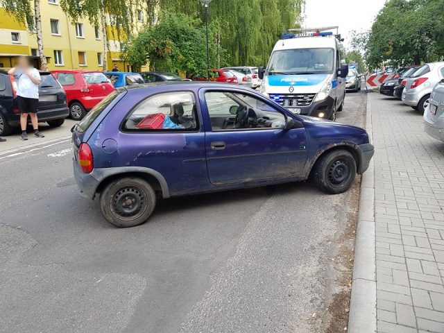 Był tak pijany, że nie mógł wyjechać z miejsca parkingowego. Kierowcę opla ujęli świadkowie (zdjęcia)