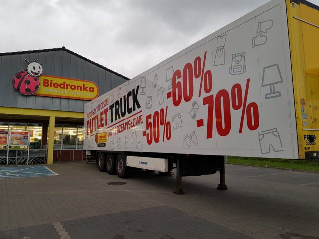 Mobilne sklepy Biedronki w naszym regionie. Outlet Trucki oferują przecenione towary (zdjęcia)