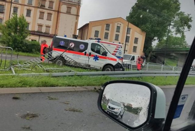 Karetka uderzyła w bariery energochłonne. Kierowca stracił panowanie nad pojazdem (zdjęcia)