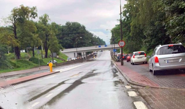 Przejazd pod wiaduktem grozi zatopieniem auta. Kierowcy jeżdżą chodnikami (zdjęcia)