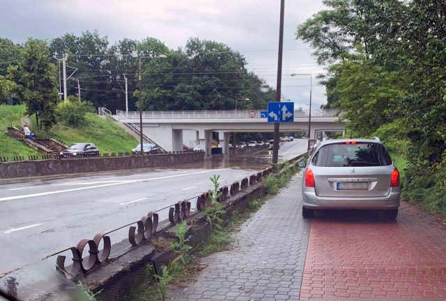 Przejazd pod wiaduktem grozi zatopieniem auta. Kierowcy jeżdżą chodnikami (zdjęcia)