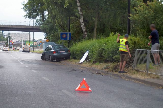 Stracił panowanie nad pojazdem. Ford uderzył w bariery i staranował znaki drogowe (zdjęcia)