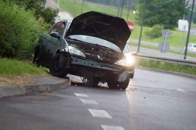 Stracił panowanie nad pojazdem. Ford uderzył w bariery i staranował znaki drogowe (zdjęcia)