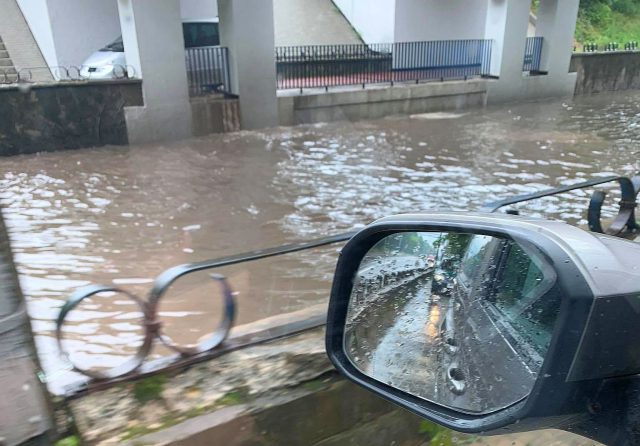 Przejazd pod wiaduktem grozi zatopieniem auta. Kierowcy jeżdżą chodnikami (zdjęcia)