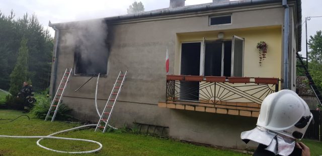 Pożar domu jednorodzinnego. Wnętrze spłonęło doszczętnie, jedna osoba została ranna (zdjęcia)