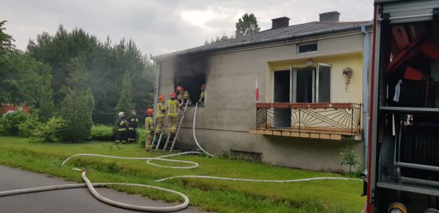 Pożar domu jednorodzinnego. Wnętrze spłonęło doszczętnie, jedna osoba została ranna (zdjęcia)