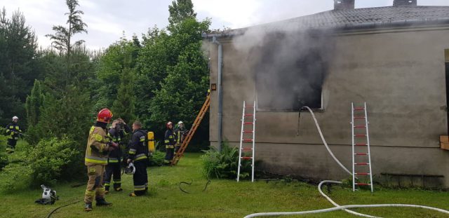 Pożar domu jednorodzinnego. Wnętrze spłonęło doszczętnie, jedna osoba została ranna (zdjęcia)