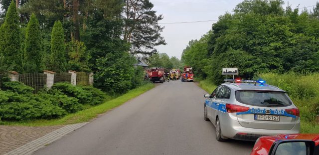 Pożar domu jednorodzinnego. Wnętrze spłonęło doszczętnie, jedna osoba została ranna (zdjęcia)