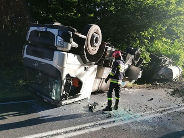 Ciężarówka z mlekiem dachowała na drodze wojewódzkiej. Kierowca miał sporo szczęścia (zdjęcia)