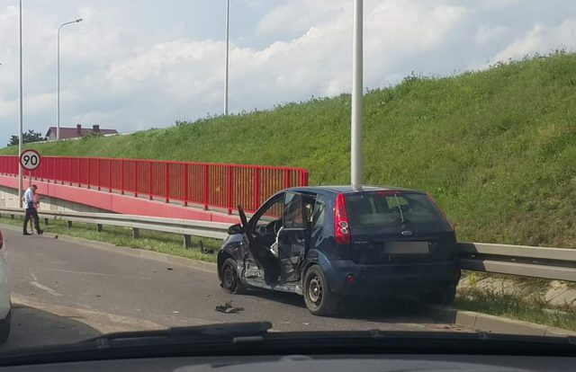 Zderzenie trzech aut na wyjeździe z Lublina w kierunku Warszawy. Cztery osoby w szpitalu (zdjęcia)