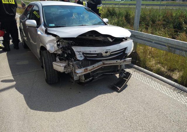Toyota uderzyła w bariery na trasie Lublin – Warszawa (zdjęcia)