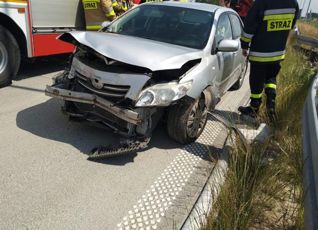 Toyota uderzyła w bariery na trasie Lublin – Warszawa (zdjęcia)
