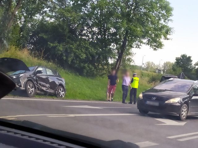 Zderzenie toyoty ze skodą na trasie Lublin – Lubartów. Oba auta wpadły do rowu (zdjęcia)