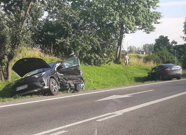 Zderzenie toyoty ze skodą na trasie Lublin – Lubartów. Oba auta wpadły do rowu (zdjęcia)