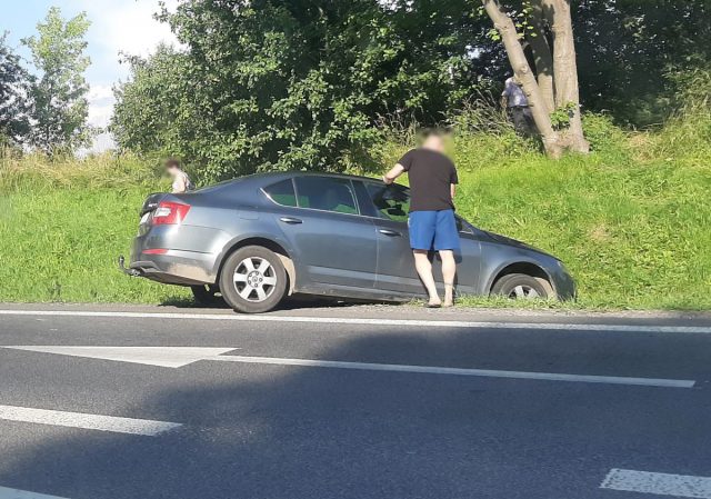 Zderzenie toyoty ze skodą na trasie Lublin – Lubartów. Oba auta wpadły do rowu (zdjęcia)