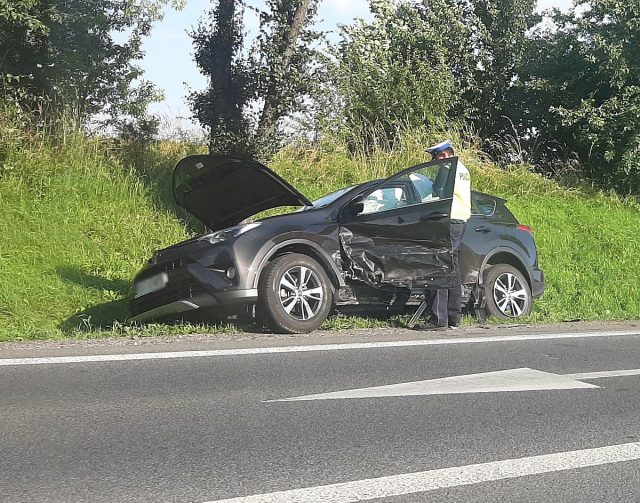 Zderzenie toyoty ze skodą na trasie Lublin – Lubartów. Oba auta wpadły do rowu (zdjęcia)