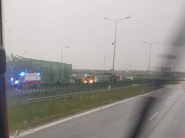 Samochód osobowy uderzył w bariery na trasie Lublin – Warszawa (zdjęcia)