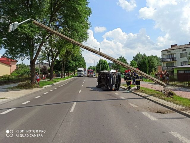 Samochód uderzył w słup i przewrócił się na bok. Droga jest całkowicie zablokowana (zdjęcia)