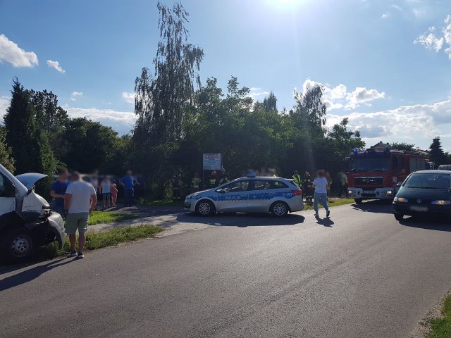 Skręcała w lewo, wymusiła pierwszeństwo przejazdu. Auto dostawcze uderzyło w lawetę i dachowało (zdjęcia)