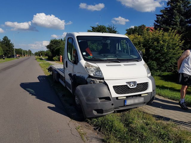 Skręcała w lewo, wymusiła pierwszeństwo przejazdu. Auto dostawcze uderzyło w lawetę i dachowało (zdjęcia)