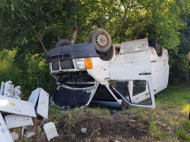 Skręcała w lewo, wymusiła pierwszeństwo przejazdu. Auto dostawcze uderzyło w lawetę i dachowało (zdjęcia)