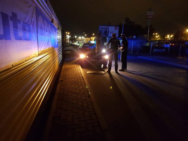 Nocna akcja policji. Funkcjonariusze zwracali uwagę na prędkość i stan techniczny pojazdów (zdjęcia)