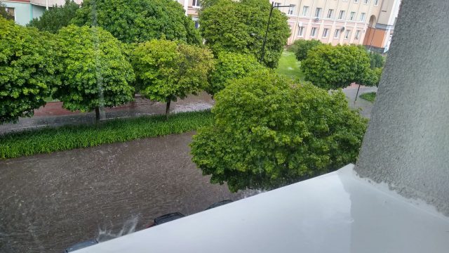 Świdnik „pod wodą”. Intensywne opady deszczu i gradu dały się we znaki mieszkańcom (wideo, zdjęcia)