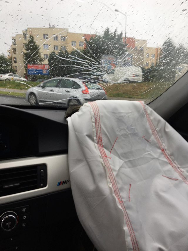 Zderzenie na skrzyżowaniu. Jedna osoba trafiła do szpitala (zdjęcia)