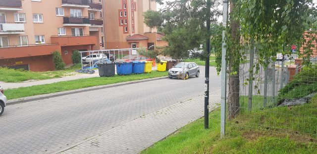Wstali rano, zobaczyli blokady na kołach. „Zgłoszenie dotyczące nieprawidłowo zaparkowanych pojazdów wpłynęło od mieszkańca” (zdjęcia)