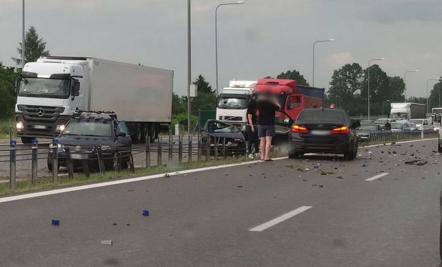 Dwa groźne zdarzenia drogowe na obwodnicy Lublina. Świadkowie ruszyli na pomoc po dachowaniu auta osobowego (zdjęcia)
