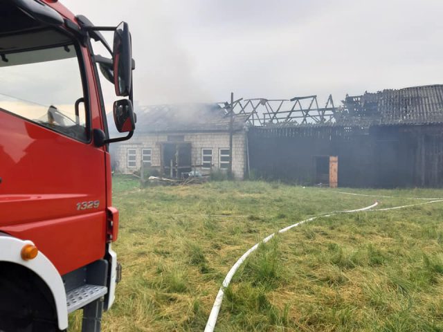 W stodołę uderzył piorun. Strażacy walczyli z pożarem ponad pięć godzin (zdjęcia)