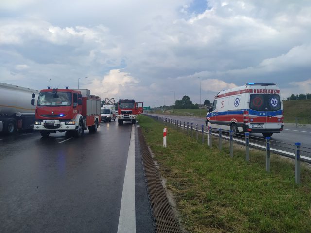Dwa groźne zdarzenia drogowe na obwodnicy Lublina. Świadkowie ruszyli na pomoc po dachowaniu auta osobowego (zdjęcia)