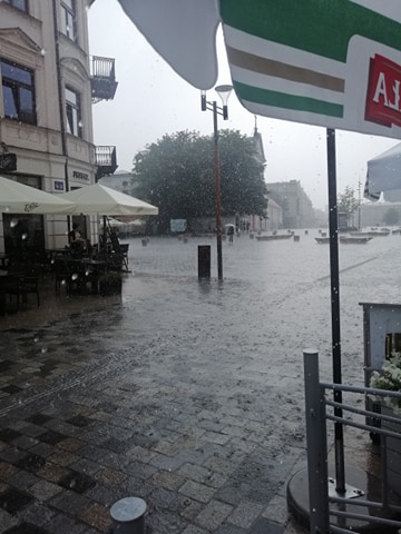 Ulewa nad Lublinem. Rzeki na ulicach, studzienki nie nadążają przyjmować wody (zdjęcia, wideo)