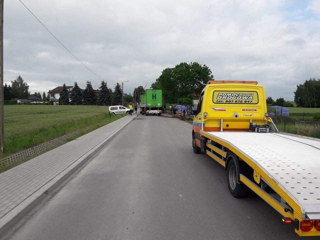 Utrudnienia w ruchu na trasie Niedrzwica Duża – Osmolice Pierwsze. Trwa wyciąganie pojazdu ciężarowego na drogę (zdjęcia, wideo)